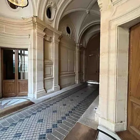 Apartment Haussmannien Luxe - 2 Chambres, Champs-elysees *